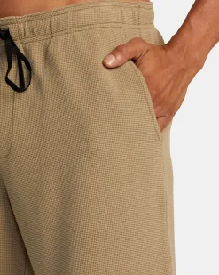 RVCA Shorts / Hybrids><noscript><img width=